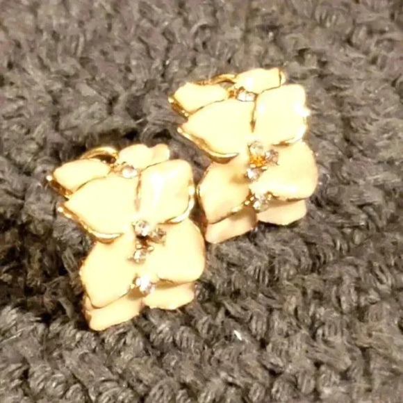 Winter White Glossy Enamel Tropical Flowers Austrian Crystal Gold Tone Earrings - Picture 3 of 8